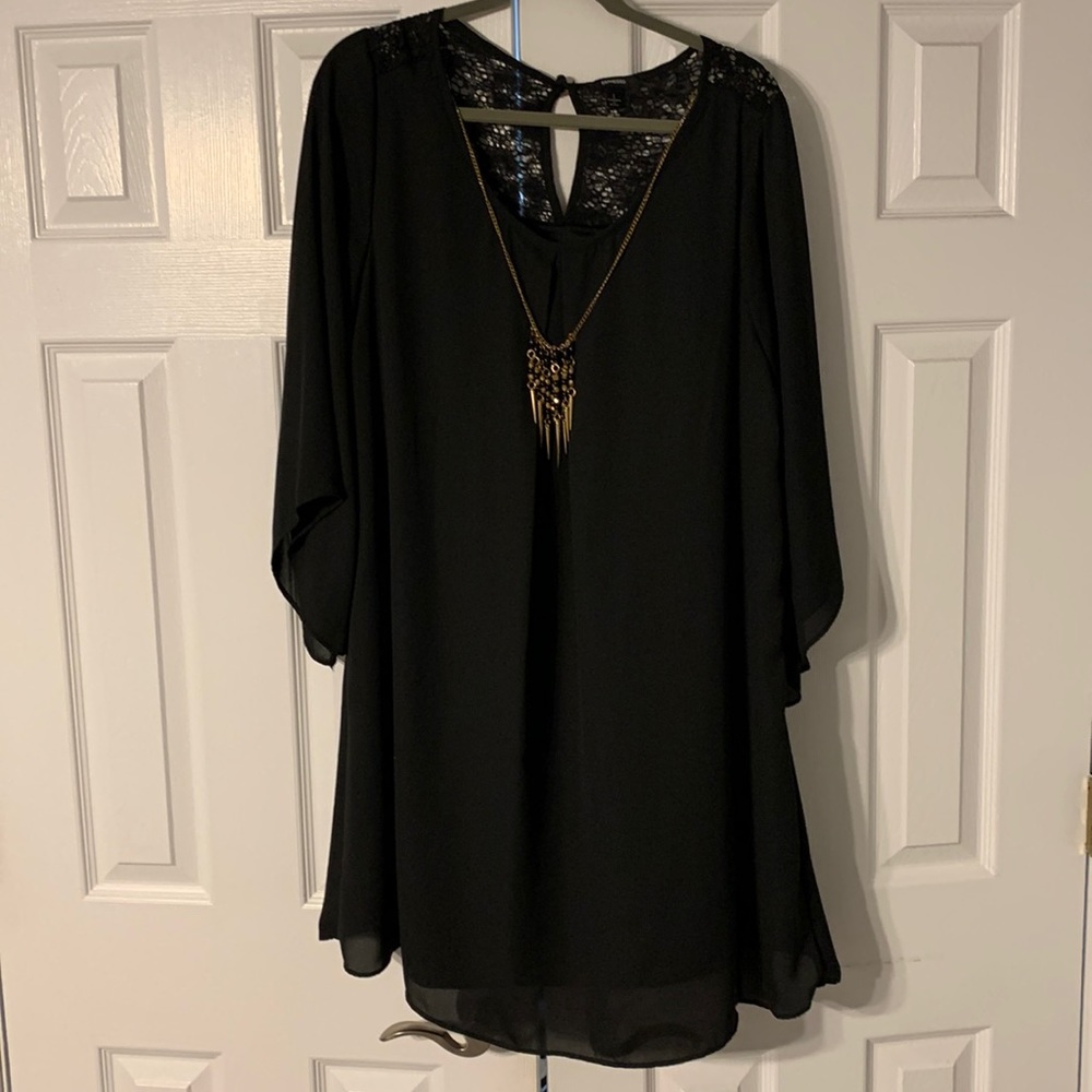 Quarter sleeve dress with necklace